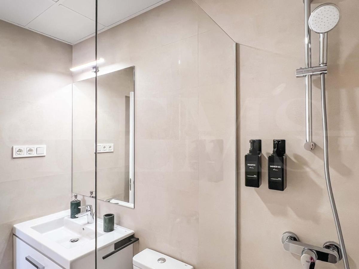 Appartement Modern Sky-rise Living With Pool And Parking Rems
