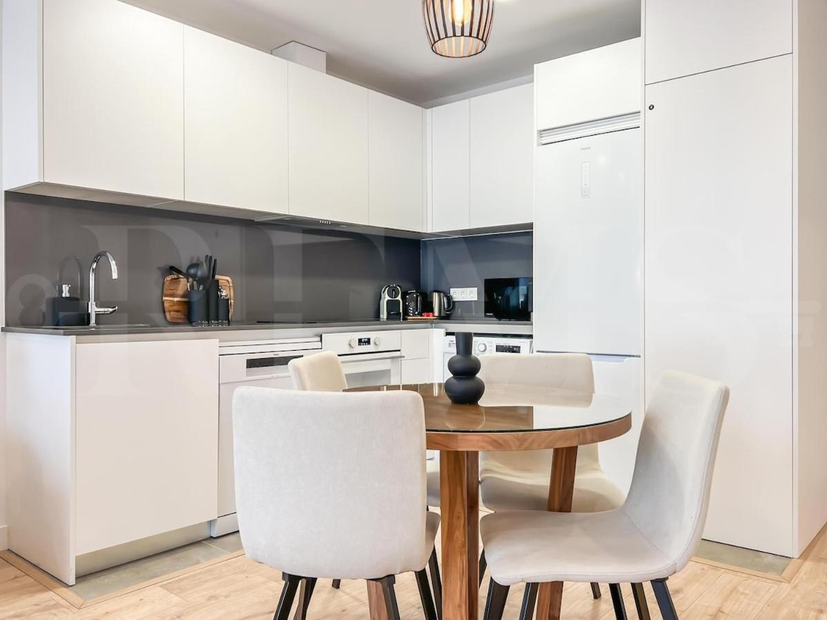 Apartment Modern Sky-rise Living With Pool And Parking Rems *