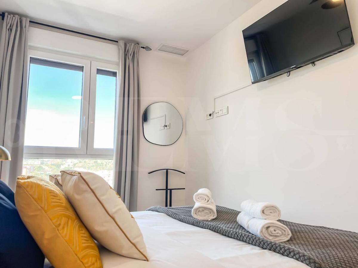 Modern Sky-rise Living With Pool And Parking Rems Appartement Málaga