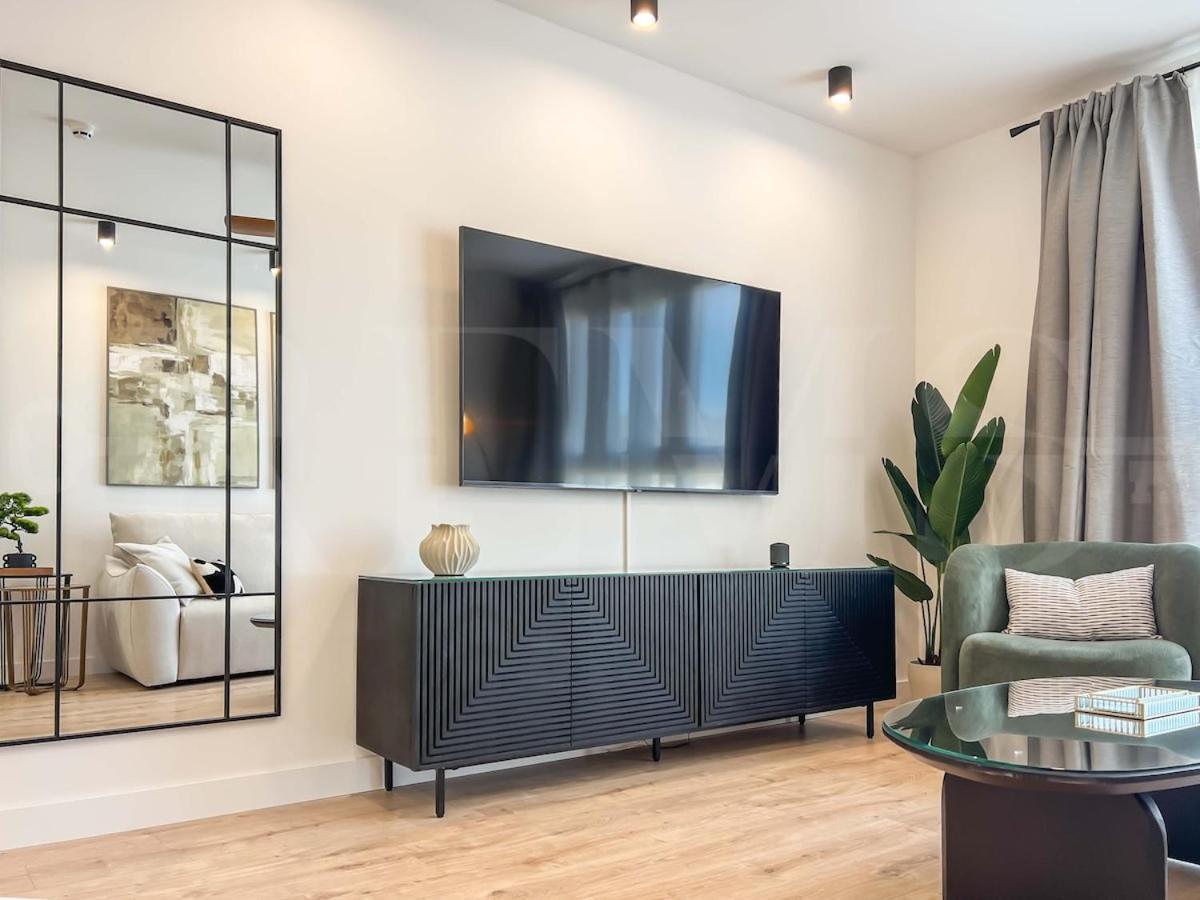 Apartamento Modern Sky-rise Living With Pool And Parking Rems Málaga